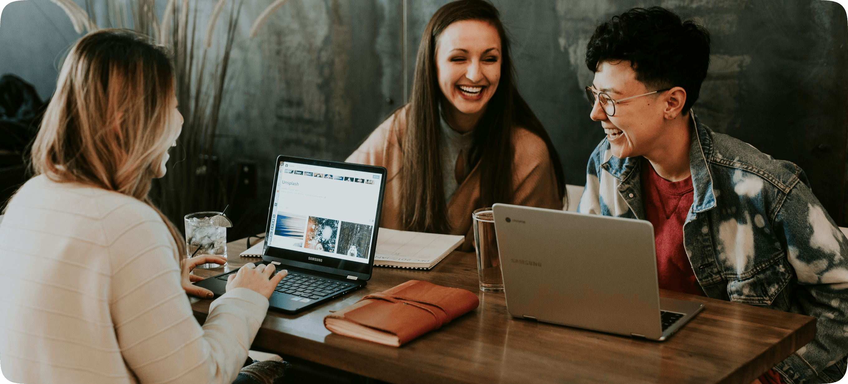 Personnes travaillant ensemble sur des ordinateurs portables